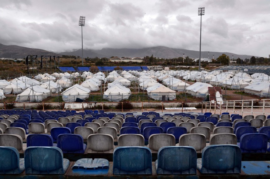 Ένα γήπεδο μπέιζμπολ που χτίστηκε για τους Ολυμπιακούς Αγώνες του 2004 στην Αθήνα είναι πλέον γεμάτο με σκηνές για τους μετανάστες.