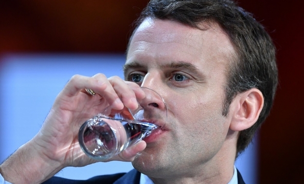 Οι Γάλλοι πίνουν νερό στο όνομα του Αλέξη