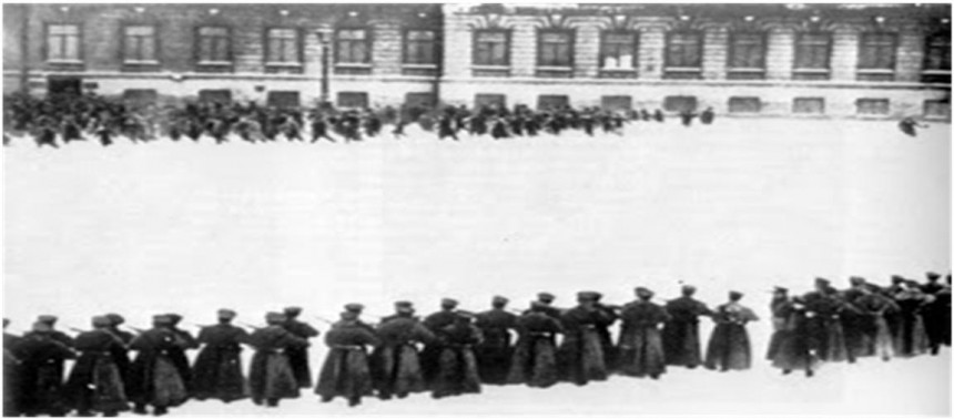 Ιανουάριο του 1905 μετά από μια ειρηνική απεργία η φρουρά των Χειμερινών Ανακτόρων σκοτώνει πάνω από 200 άμαχους εργάτες