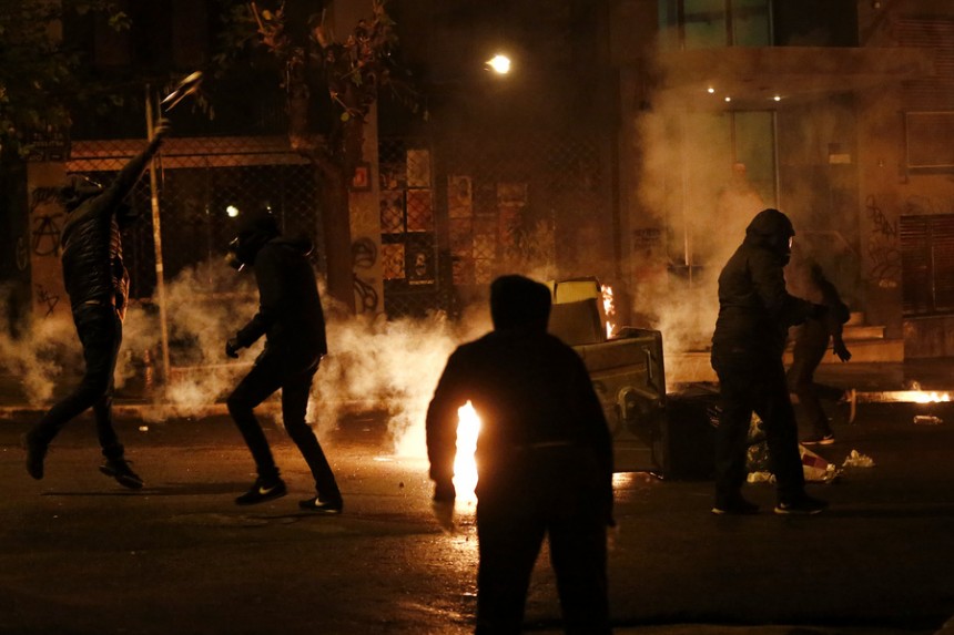 Διαδηλωτές πετούν  βόμβες μολότοφ  κατά τη διάρκεια επεισοδίων που σημειώθηκαν  μετά το τέλος της πορείας της 44ης επετείου της εξέγερσης του Πολυτεχνείου το 1973,  στην Αθήνα, Παρασκευή 17 Νοεμβρίου 2017. Επεισόδια σημειώθηκαν στη λεωφόρο Αλεξάνδρας, μεταξύ αντιεξουσιαστών και αστυνομικών, μετά την ολοκλήρωση της πορείας για το Πολυτεχνείο.  ΑΠΕ ΜΠΕ /ΑΠΕ ΜΠΕ/ΓΙΑΝΝΗΣ ΚΟΛΕΣΙΔΗΣ