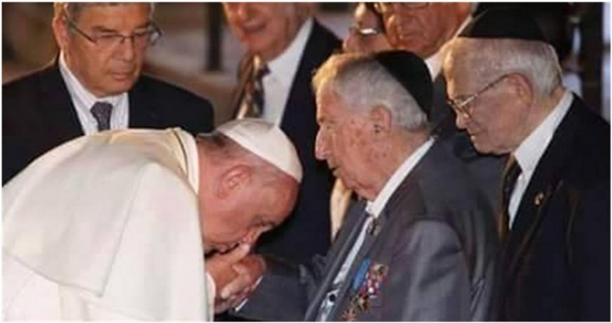 Ο ΠΑΠΑΣ ΦΡΑΓΚΙΣΚΟΣ ΦΙΛΑ ΤΟ ΧΕΡΙ ΤΩΝ ΣΙΩΝΙΣΤΩΝ ΙΟΥΔΑΙΩΝ & ΦΑΡΙΣΑΙΩΝ ΠΛΑΝΗΤΑΡΧΩΝ & ΚΟΣΜΟΚΡΑΤΟΡΩΝ ΤΟΥ ΡΟΤΣΙΛΝΤ!!!