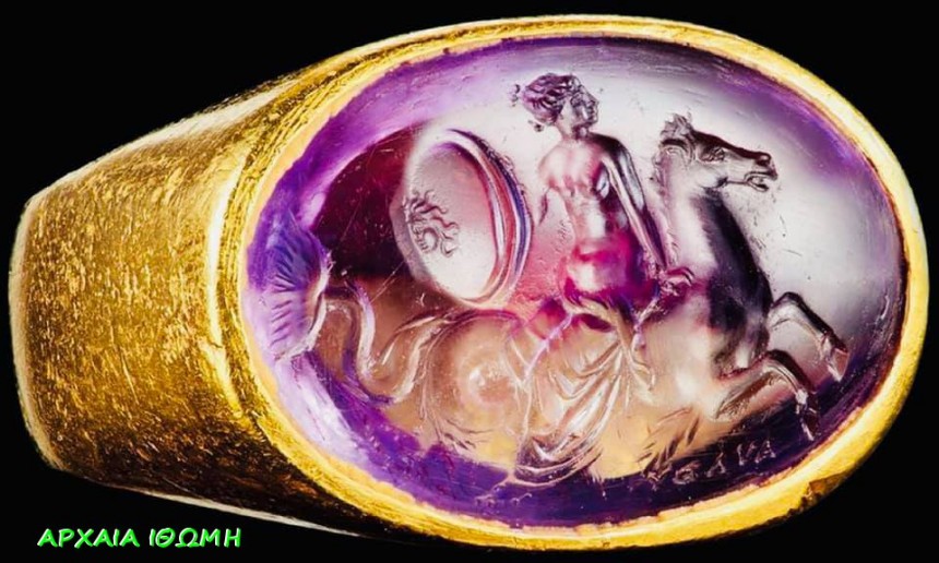 Η Θέτις -μία από τις ομορφότερες Νηρηίδες της ελληνικής μυθολογίας- οδηγεί έναν ιππόκαμπο.