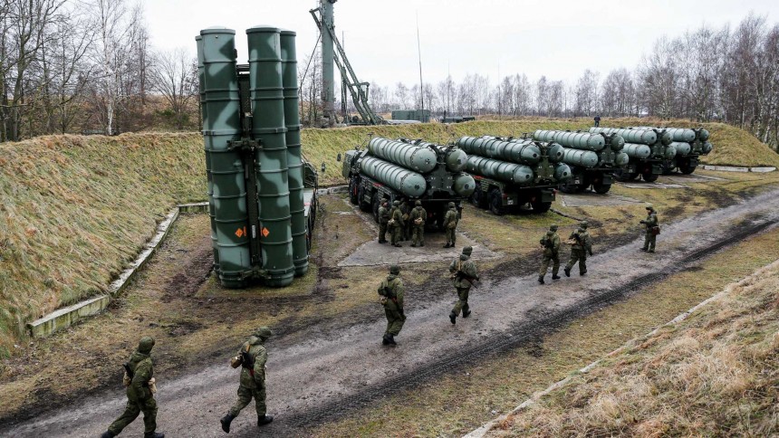 KALININGRAD REGION, RUSSIA - JANUARY 26, 2017: A training exercise by the Russian Baltic Fleet's air defence units involving S-400 Triumf air defence missile systems. Vitaly Nevar/TASS –ÓÒÒËˇ.  ‡ÎËÌËÌ„‡‰ÒÍ‡ˇ Ó·Î‡ÒÚ¸. 26 ˇÌ‚‡ˇ 2017. ¬ÓÂÌÌÓÒÎÛÊ‡˘ËÂ ÔÓ‰‡Á‰ÂÎÂÌËÈ ÔÓÚË‚Ó‚ÓÁ‰Û¯ÌÓÈ Ó·ÓÓÌ˚ (œ¬Œ) ¡‡ÎÚËÈÒÍÓ„Ó ÙÎÓÚ‡ ‚Ó ‚ÂÏˇ ÚÂÌËÓ‚ÍË ÔÓ ÔË‚Â‰ÂÌË˛ ‚ ·ÓÂ‚Û˛ „ÓÚÓ‚ÌÓÒÚ¸ ‡Ò˜ÂÚÓ‚ ÁÂÌËÚÌ˚ı ‡ÍÂÚÌ˚ı ÍÓÏÔÎÂÍÒÓ‚ —-400 "“ËÛÏÙ". ¬ËÚ‡ÎËÈ ÕÂ‚‡/“¿——